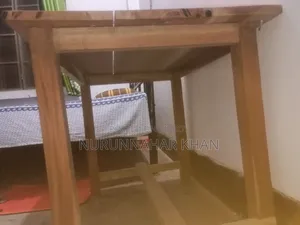 কাঠের টেবিল
