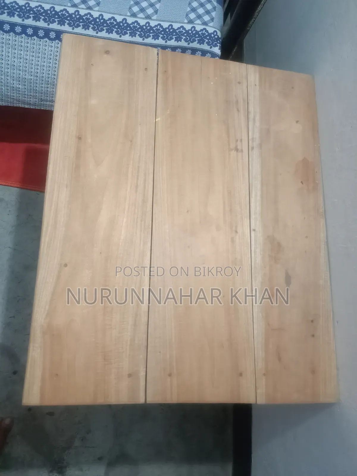 কাঠের টেবিল