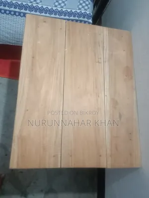 কাঠের টেবিল