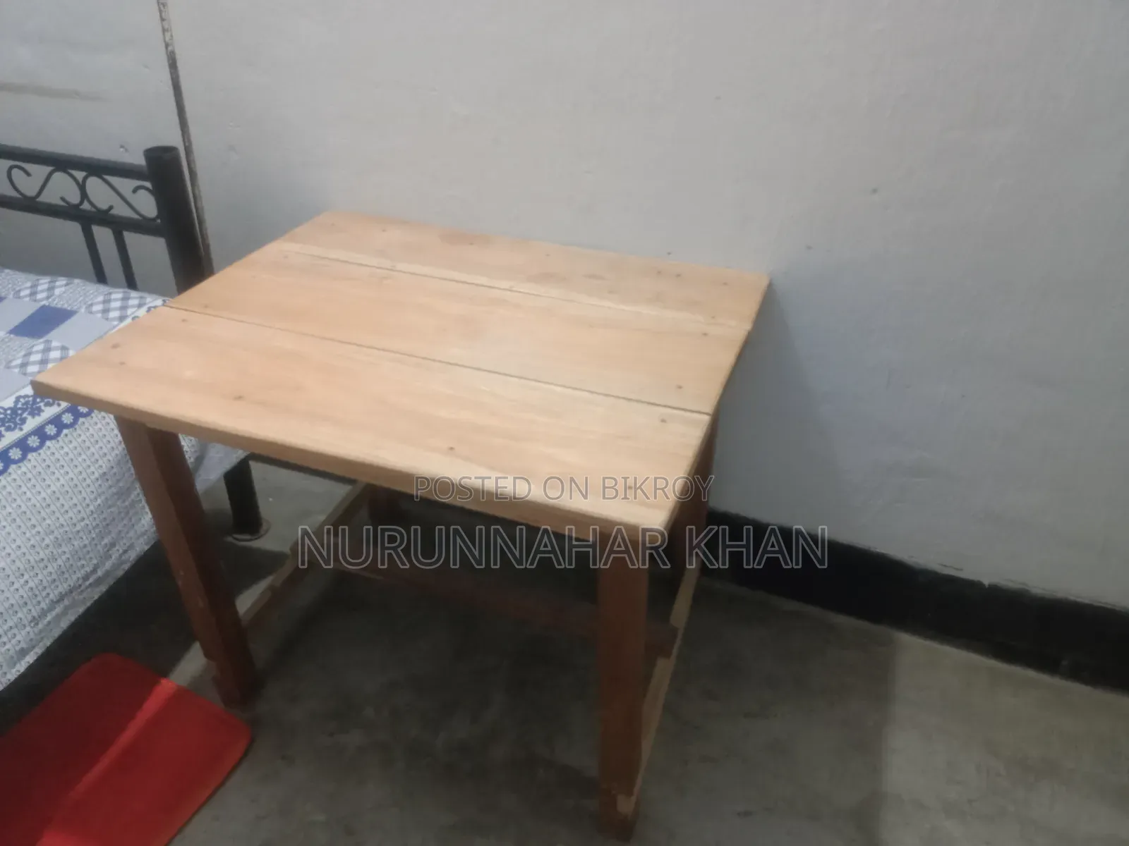 কাঠের টেবিল