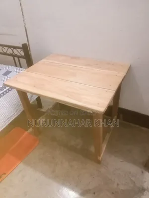কাঠের টেবিল