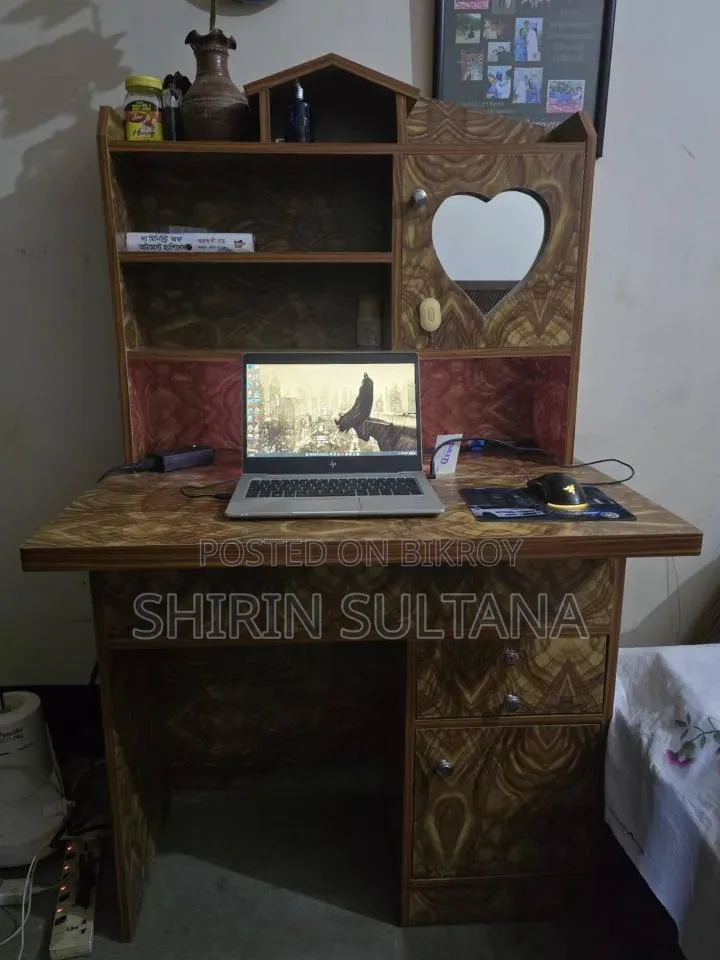 পড়ার টেবিল