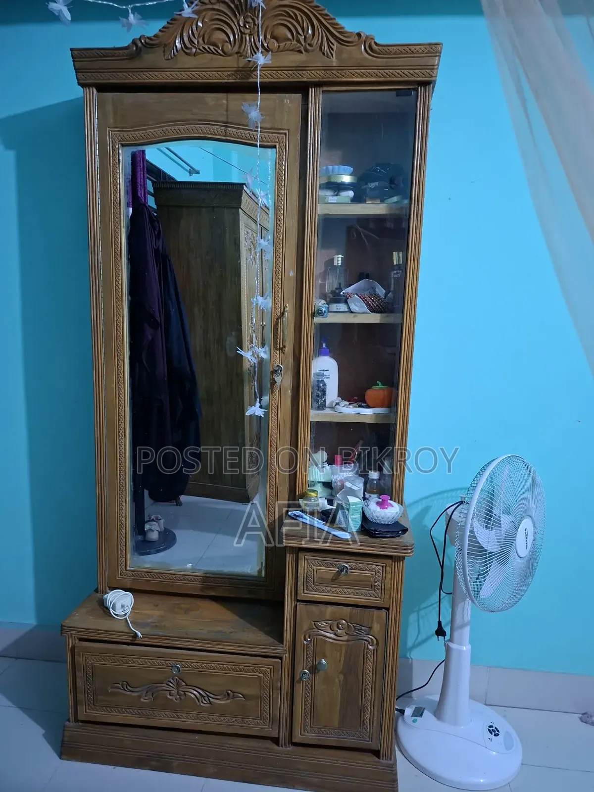 কাঠের ড্রেসিং টেবিল