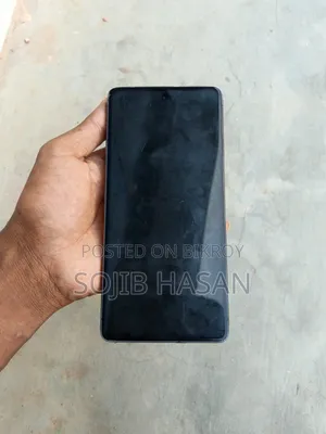 গুগল পিক্সেল ৭ ১২৮ জিবি কালো ফোনটির ডিসপ্লে এবং সিম ট্রে ভাঙা