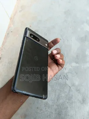 গুগল পিক্সেল ৭ ১২৮ জিবি কালো ফোনটির ডিসপ্লে এবং সিম ট্রে ভাঙা