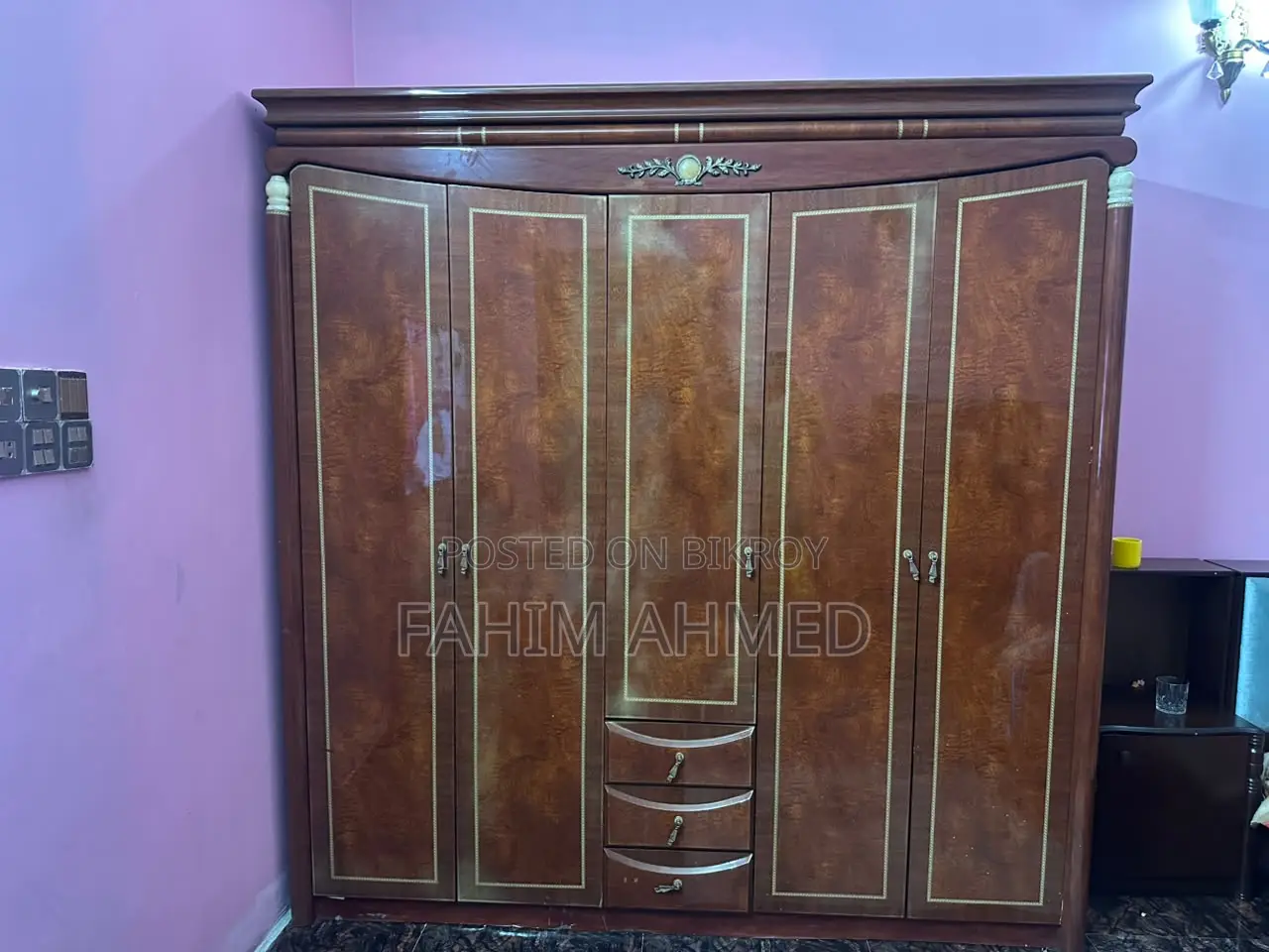 এক্সক্লুসিভ ৫ পাল্লার ভিক্টোরিয়ান ডিজাইন কাঠের আলমারি (Used)