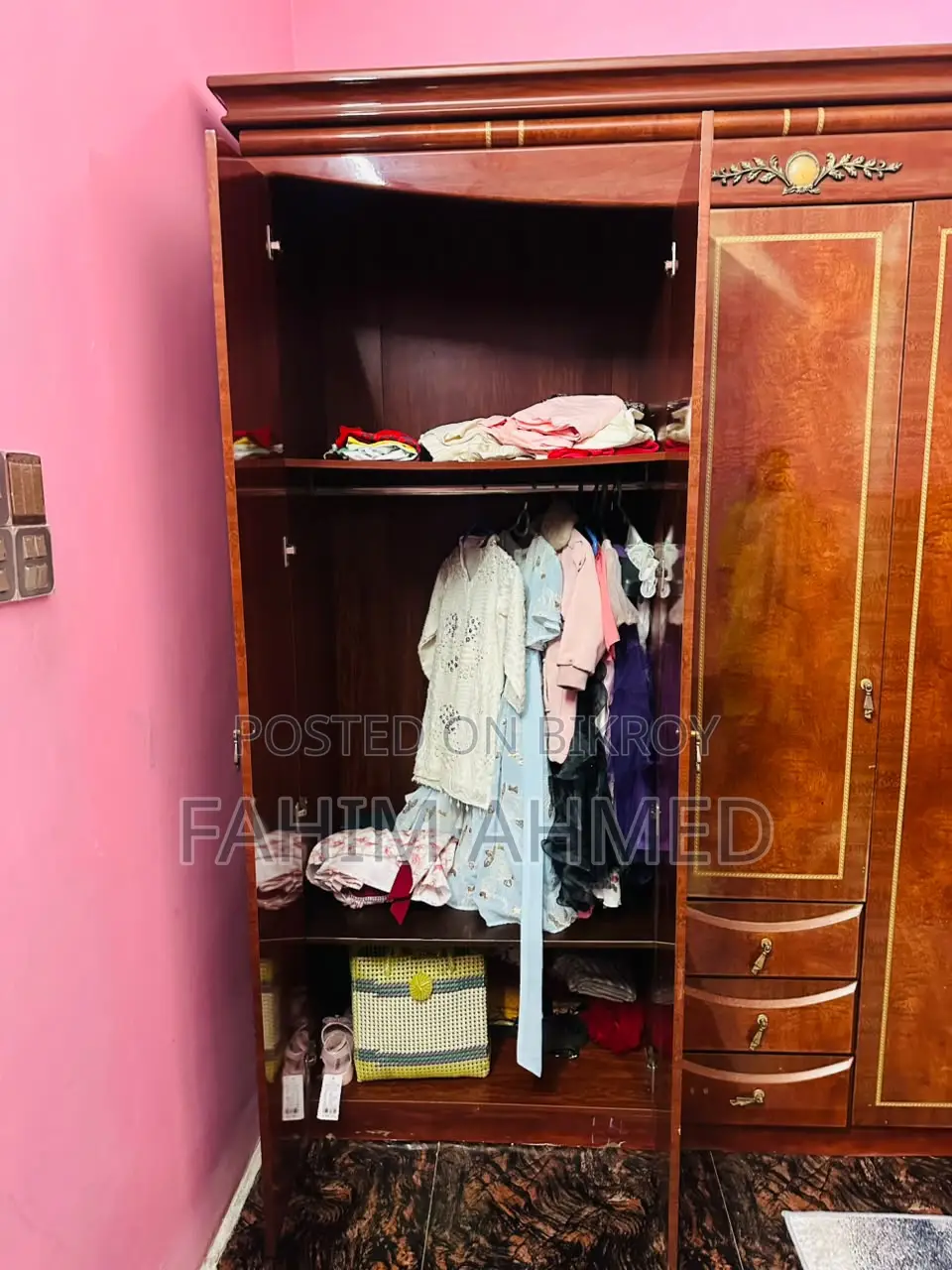 এক্সক্লুসিভ ৫ পাল্লার ভিক্টোরিয়ান ডিজাইন কাঠের আলমারি (Used)