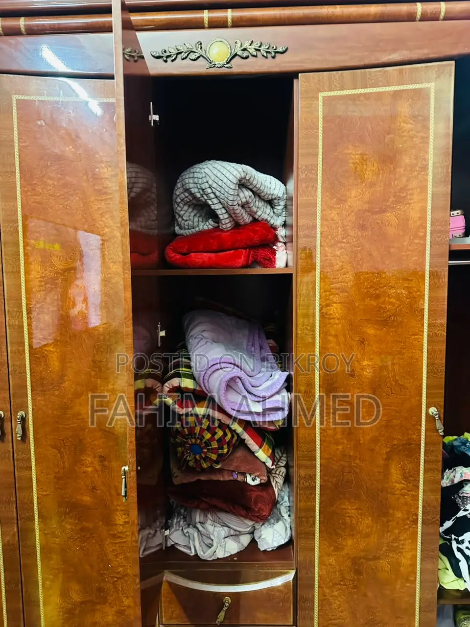 এক্সক্লুসিভ ৫ পাল্লার ভিক্টোরিয়ান ডিজাইন কাঠের আলমারি (Used)
