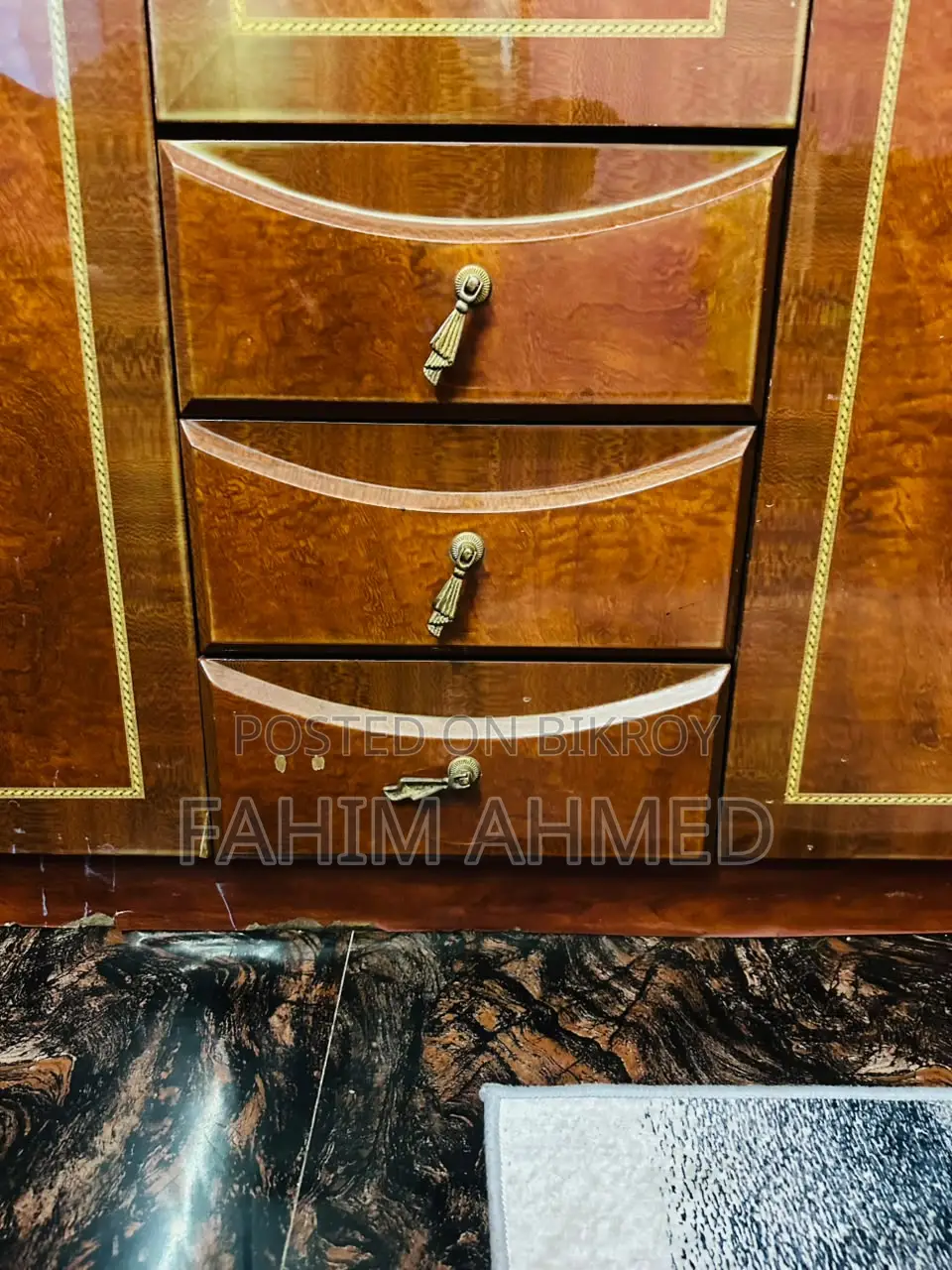 এক্সক্লুসিভ ৫ পাল্লার ভিক্টোরিয়ান ডিজাইন কাঠের আলমারি (Used)