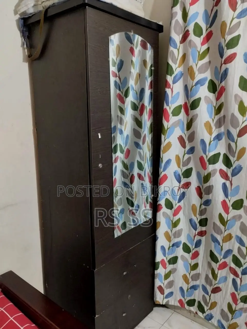 আয়না সহ আলমারি বিক্রয়ের জন্য