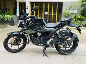 সুজুকি জিক্সার ২০২৪ কালো