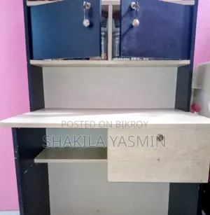 হোয়াইট-ব্ল্যাক রিডিং টেবিল