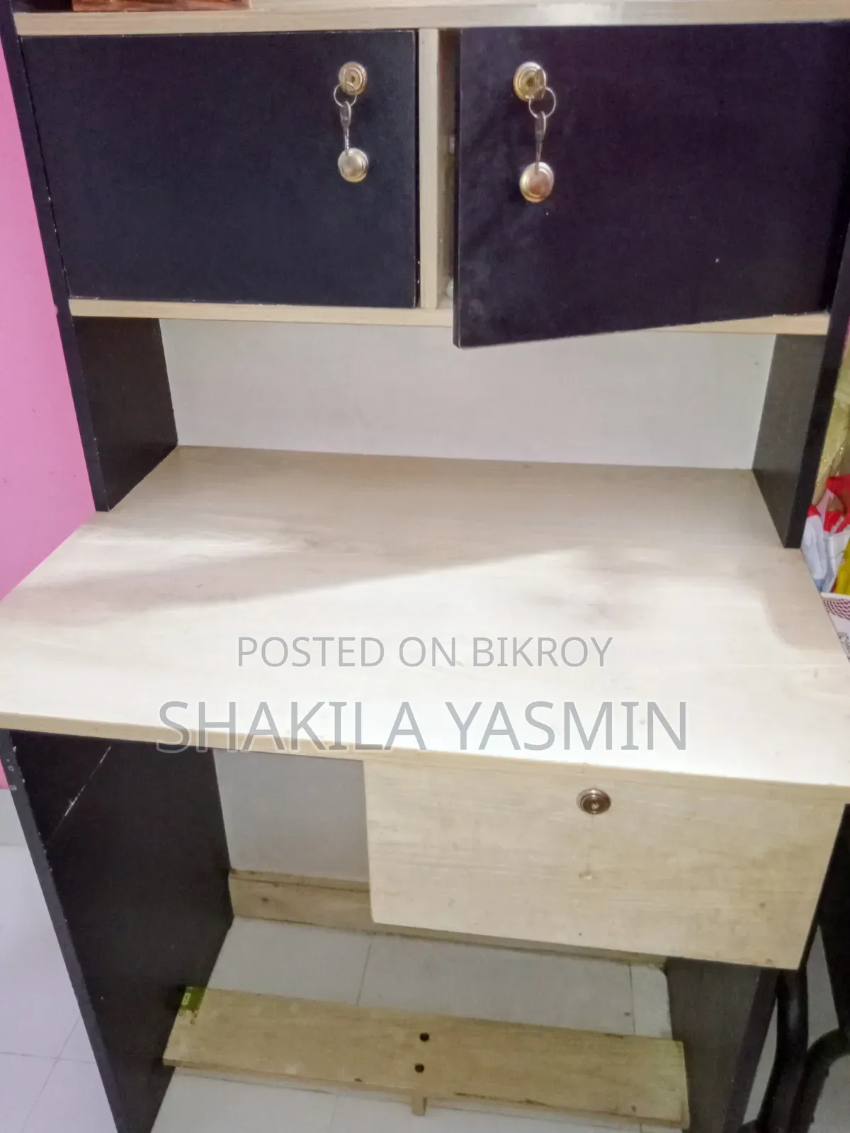 হোয়াইট-ব্ল্যাক রিডিং টেবিল