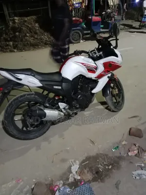 ইয়ামাহা ফাজার ভি১ ২০১৫ হোয়াইট