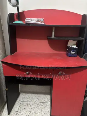 একটি পড়ার টেবিল