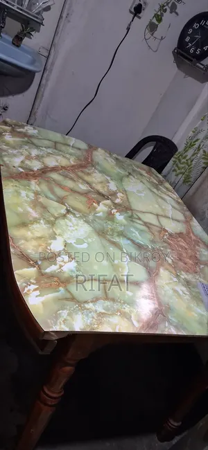 পুরানো ডাইনিং টেবিল অল্প দামে বিক্রি হবে (সেগুন কাঠের পায়া)