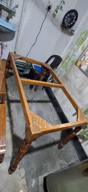 পুরানো ডাইনিং টেবিল অল্প দামে বিক্রি হবে (সেগুন কাঠের পায়া)