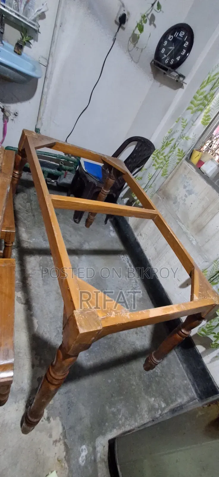 পুরানো ডাইনিং টেবিল অল্প দামে বিক্রি হবে (সেগুন কাঠের পায়া)