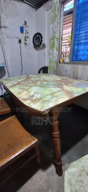 পুরানো ডাইনিং টেবিল অল্প দামে বিক্রি হবে (সেগুন কাঠের পায়া)