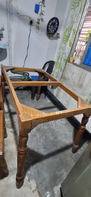 পুরানো ডাইনিং টেবিল অল্প দামে বিক্রি হবে (সেগুন কাঠের পায়া)