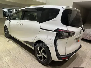 Toyota Sienta 1.5 Front Wheel Drive 2015 Pearl