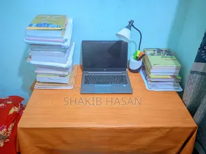 এই টেবিলটি বিক্রি করা হবে।