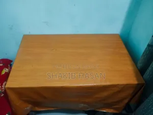 এই টেবিলটি বিক্রি করা হবে।