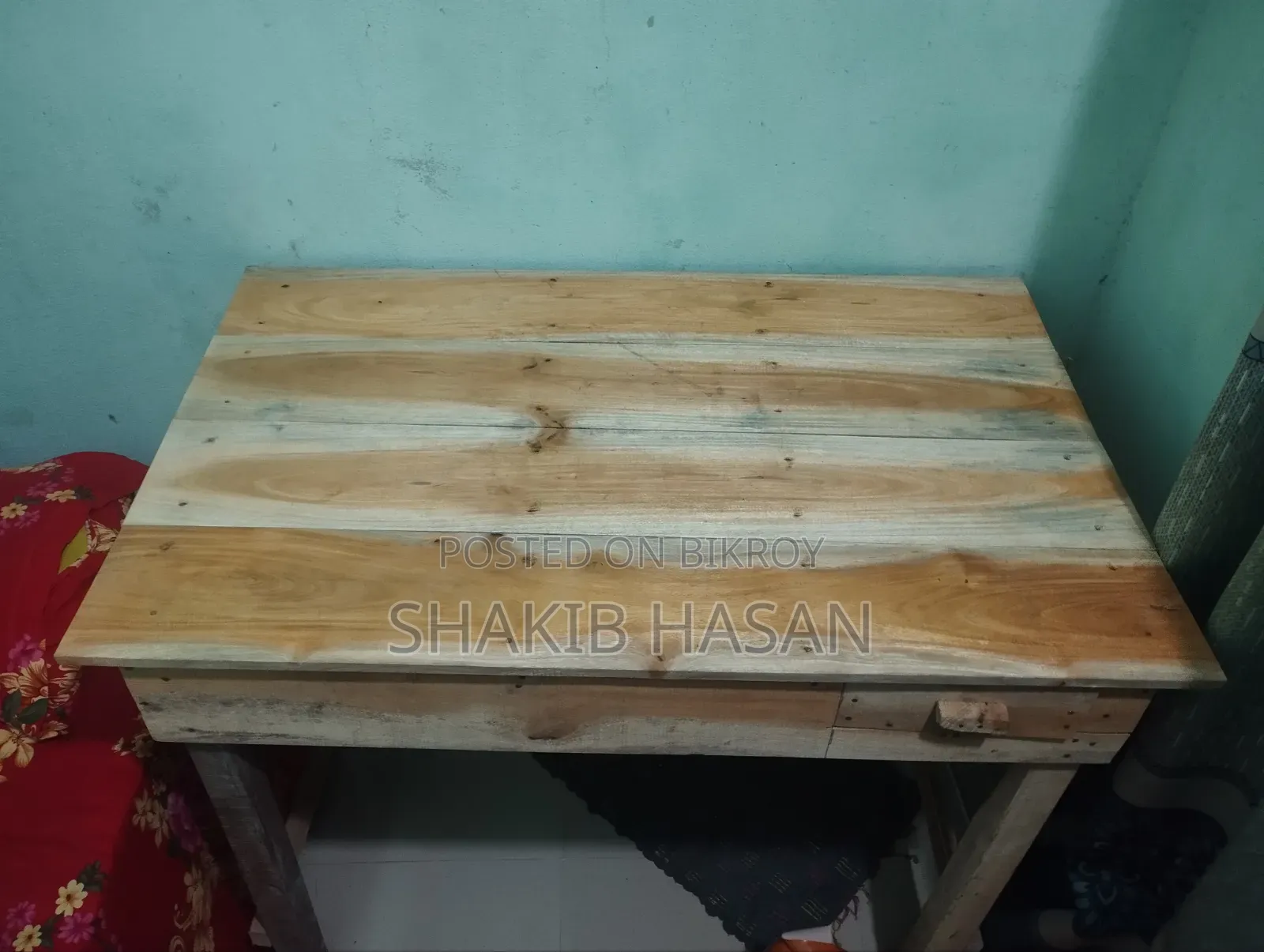 এই টেবিলটি বিক্রি করা হবে।