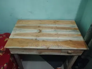 এই টেবিলটি বিক্রি করা হবে।