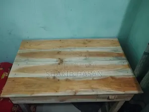 এই টেবিলটি বিক্রি করা হবে।