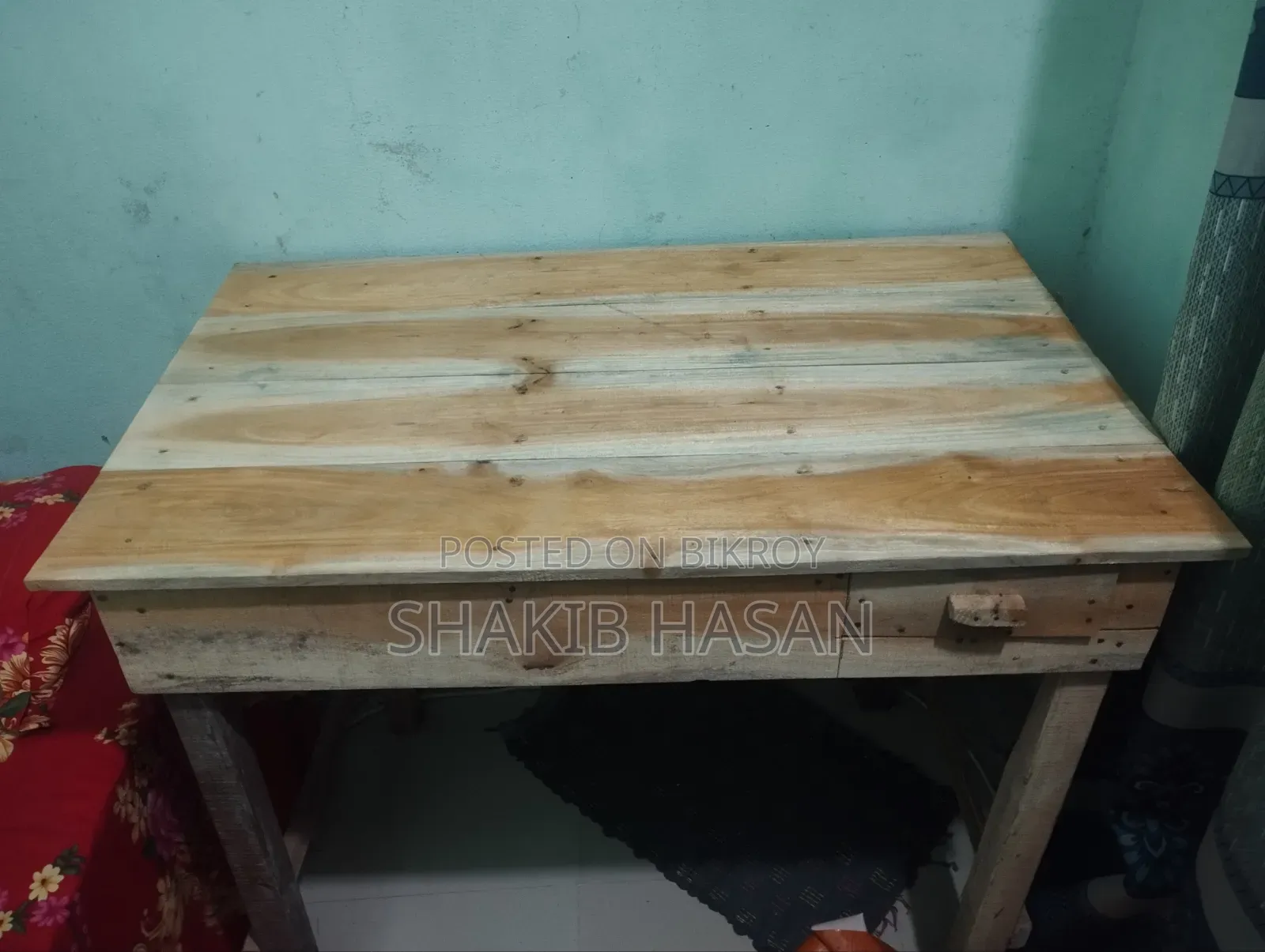 এই টেবিলটি বিক্রি করা হবে।