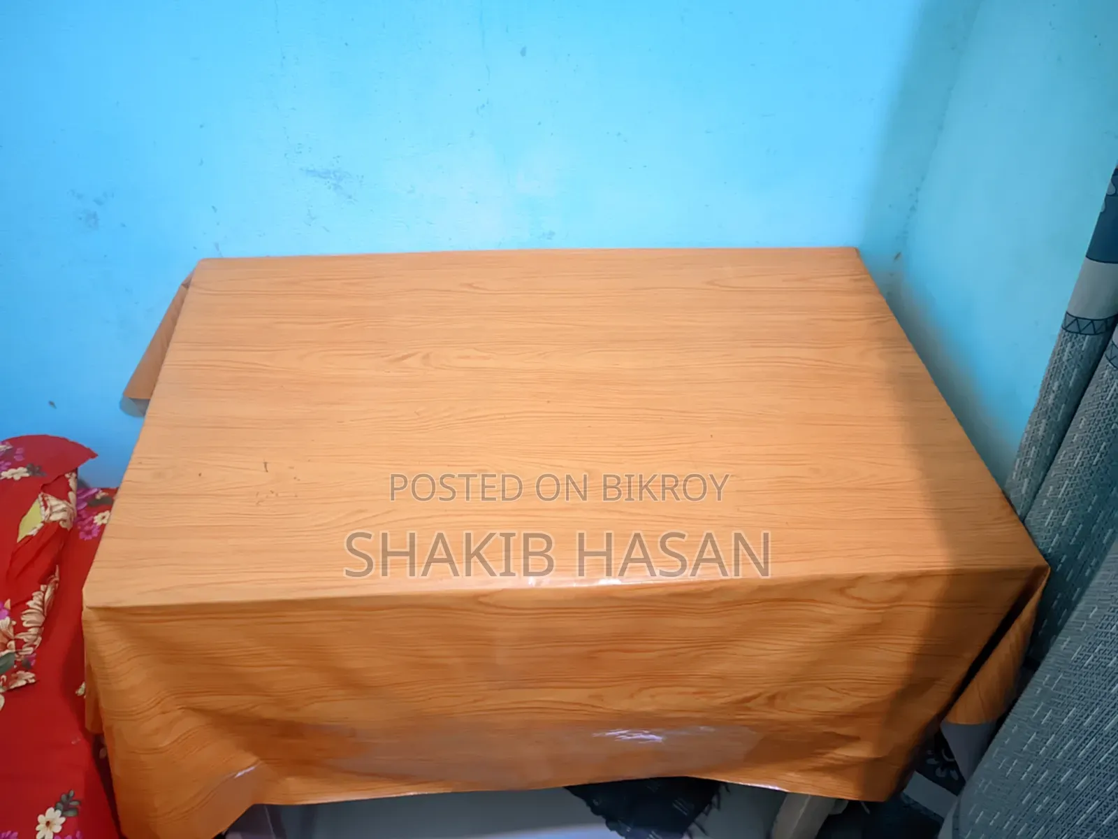 এই টেবিলটি বিক্রি করা হবে।