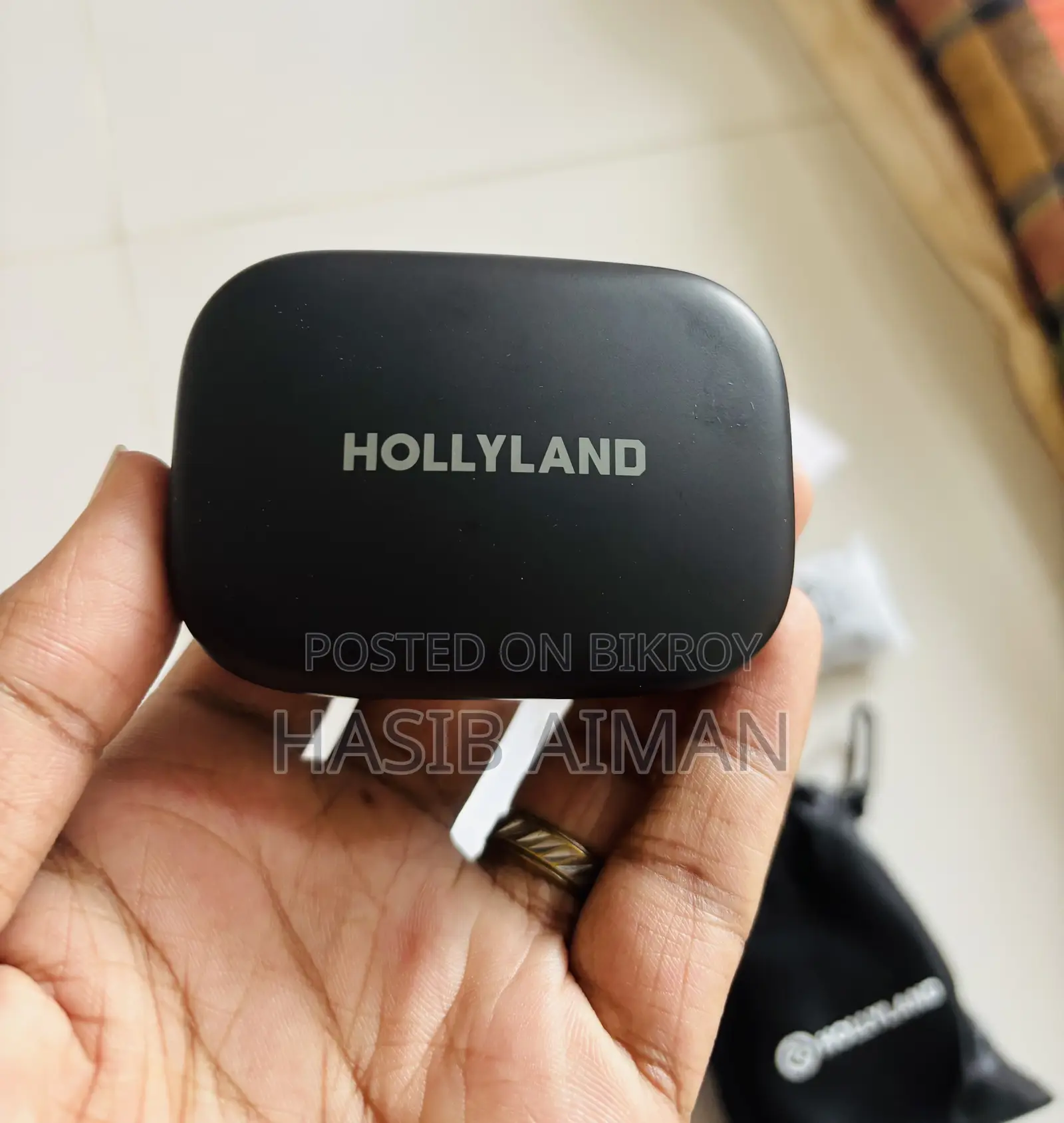 Hollyland Lark A1 Wireless Mic and Ulanzi MT-78 Tripod for Sale