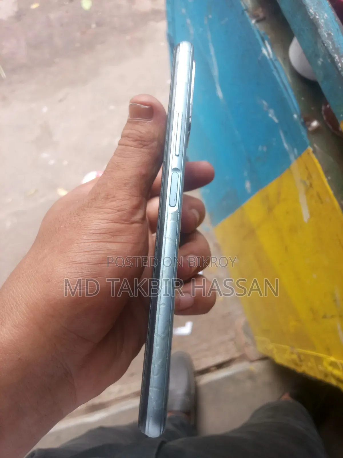 ভীভো ওয়াই ১২ ৩২ জিবি ইয়েলো