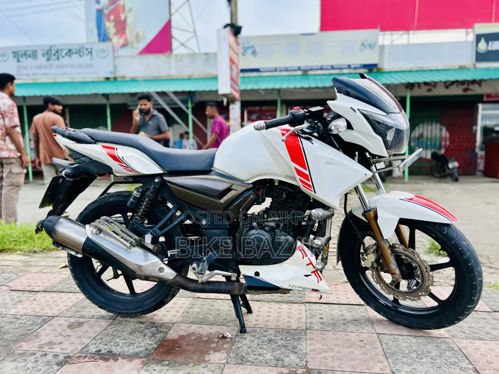 টিভিএস আপাচে আরটিআর ১৬০ টুভি ২০১৭ সাদা