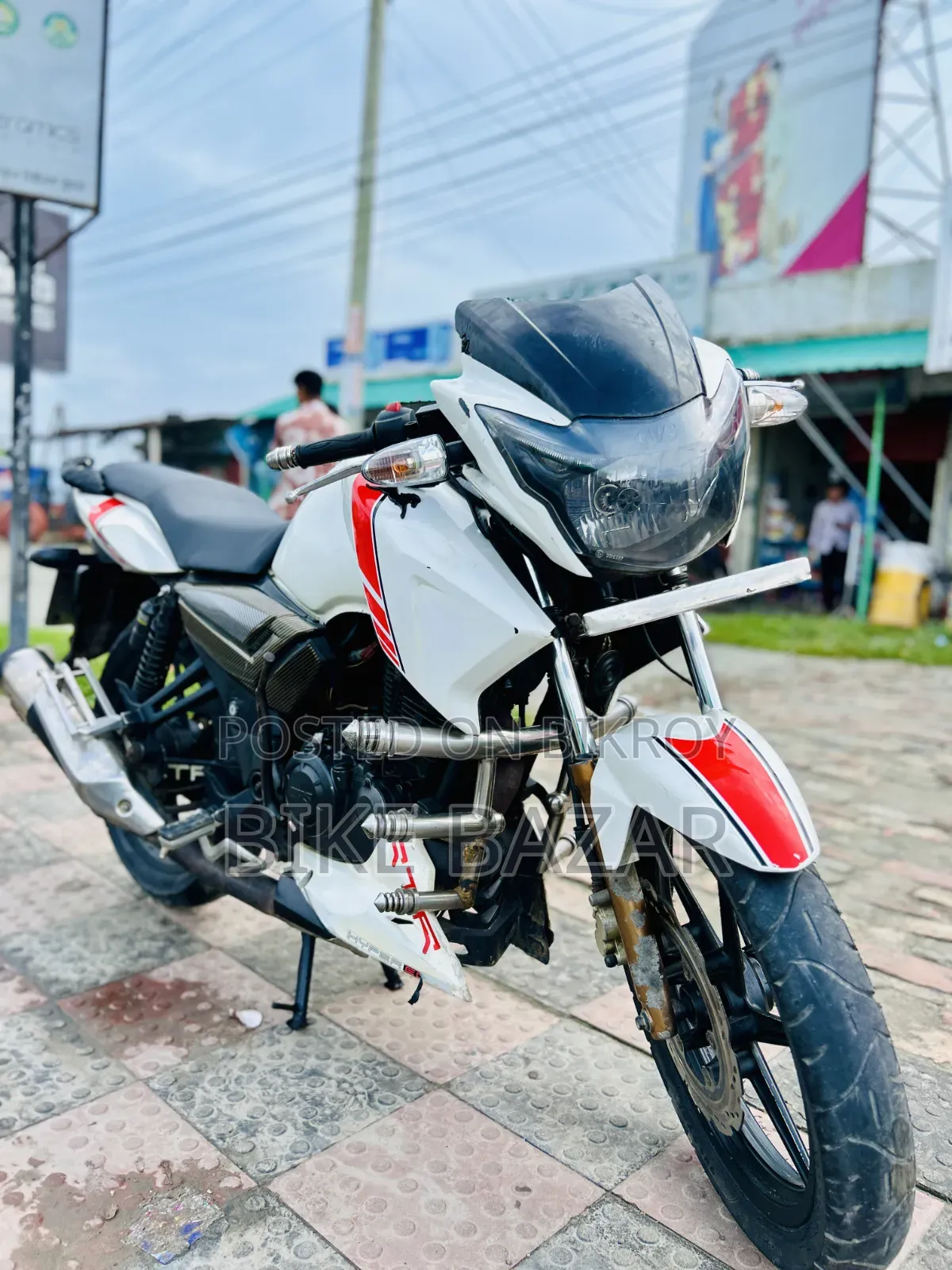 টিভিএস আপাচে আরটিআর ১৬০ টুভি ২০১৭ সাদা
