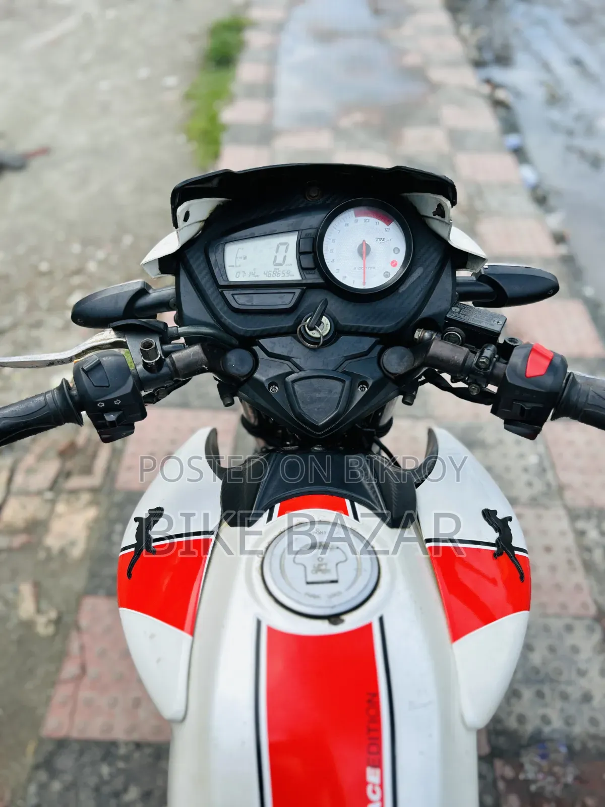 টিভিএস আপাচে আরটিআর ১৬০ টুভি ২০১৭ সাদা