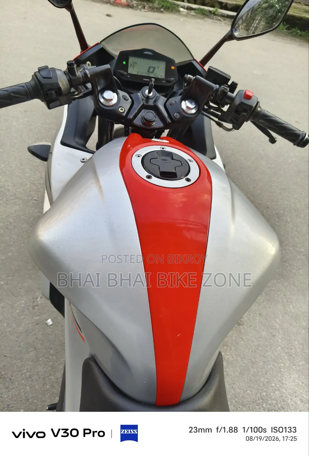 সুজুকি জিক্সার এসএফ ২০২৪ সিলভার