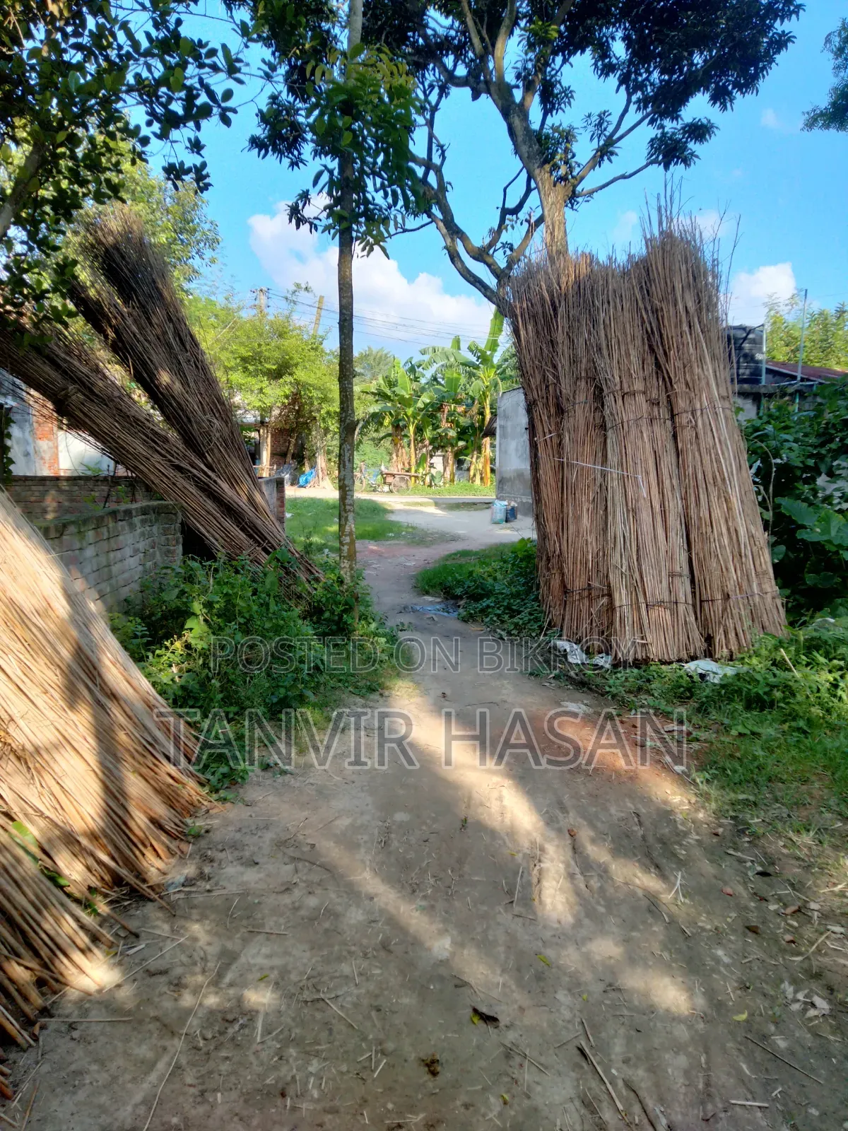 পরিমাণ ৪ কাঠা, ঠিকানা : বেলঘড়িয়া, রাজশাহী। মূল্য :৮ লক্ষ টাকা ।