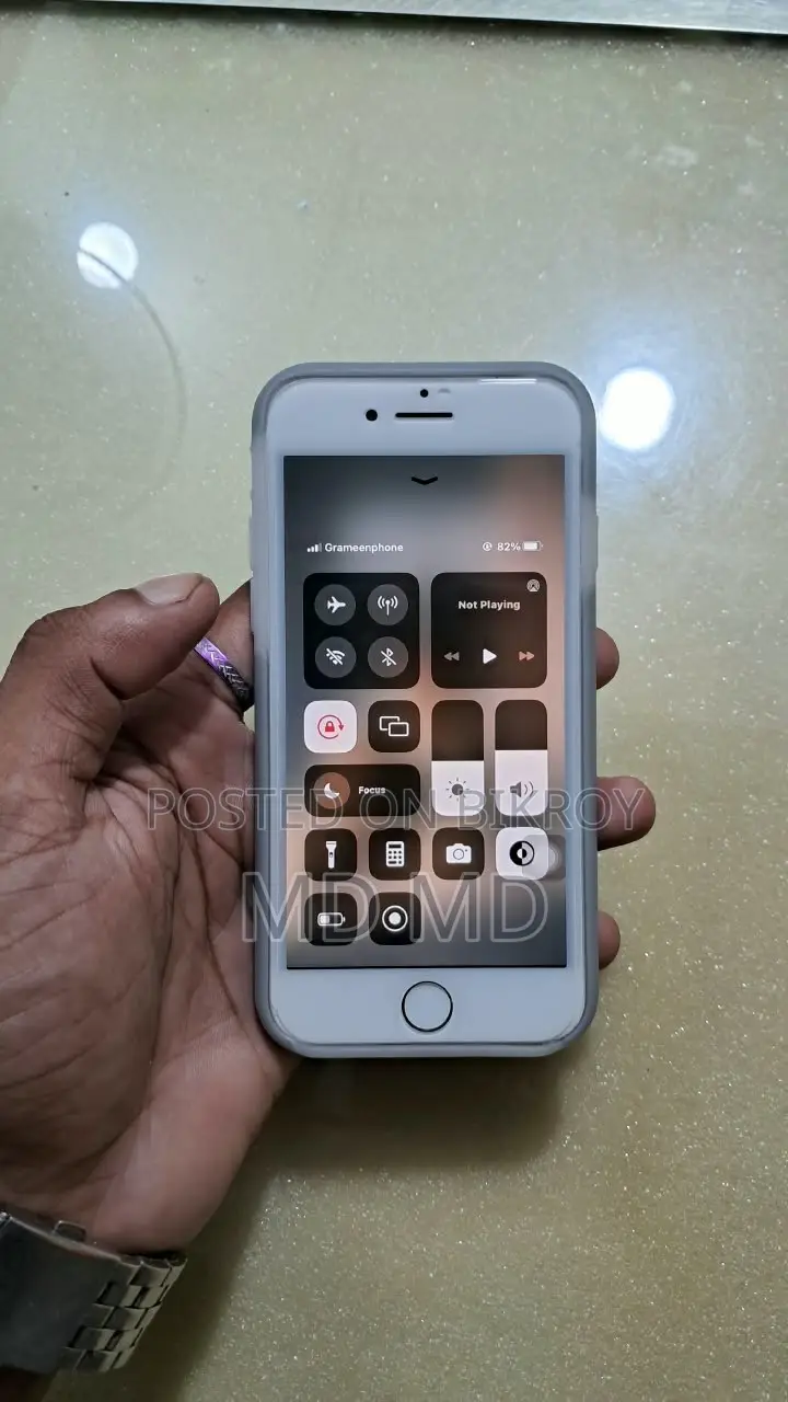 অ্যাপল আইফোন ৮ ৬৪ জিবি হোয়াইট