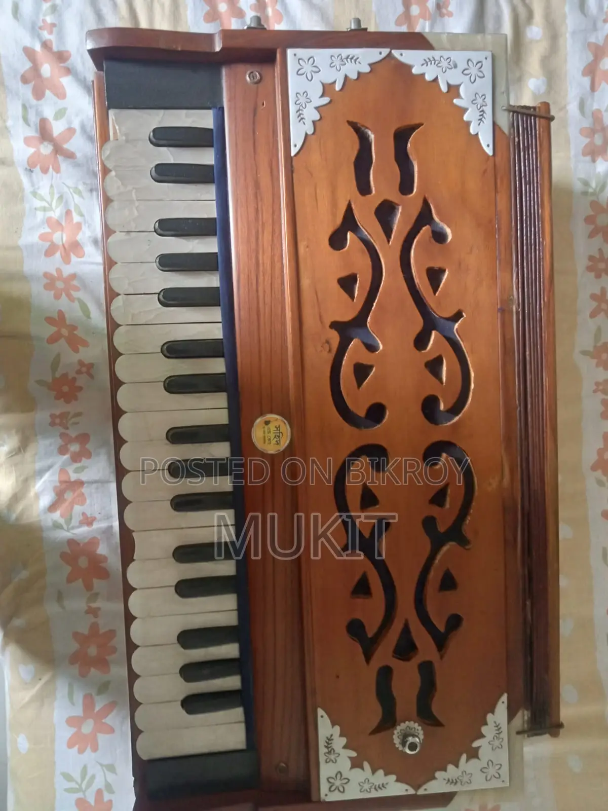 ৩৭ ঘাট হারমোনিয়াম ভালো অবস্থায় এবং নিখুঁতভাবে কাজ করছে—কোনো সমস্যা নেই।