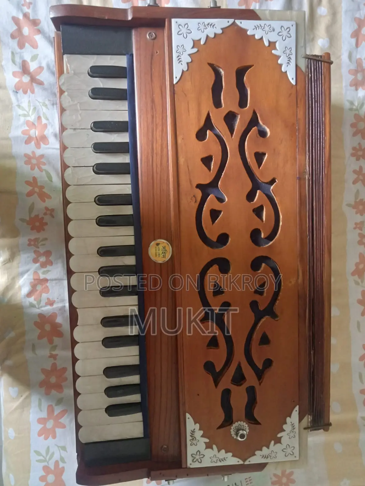 ৩৭ ঘাট হারমোনিয়াম ভালো অবস্থায় এবং নিখুঁতভাবে কাজ করছে—কোনো সমস্যা নেই।