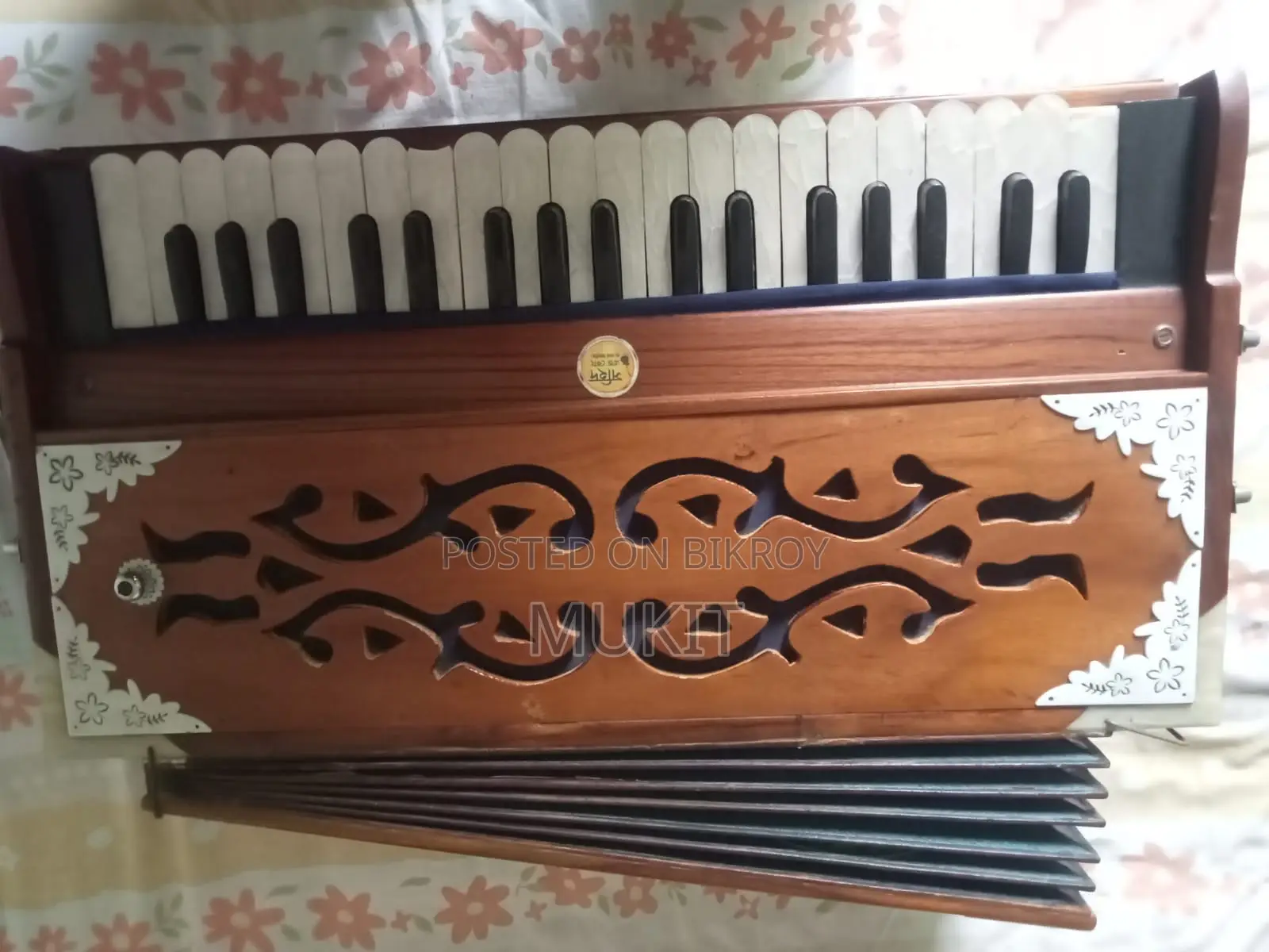 ৩৭ ঘাট হারমোনিয়াম ভালো অবস্থায় এবং নিখুঁতভাবে কাজ করছে—কোনো সমস্যা নেই।