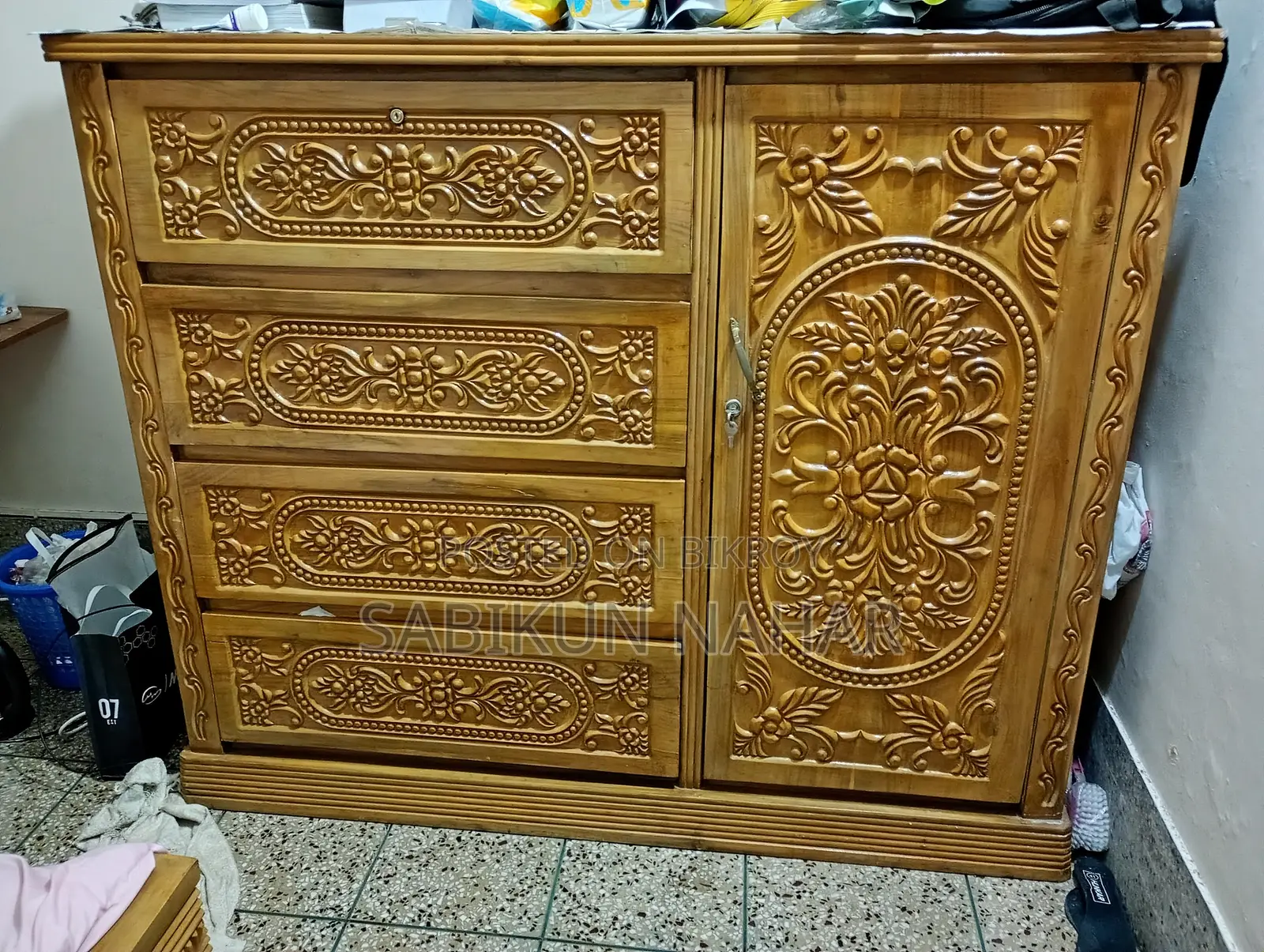 আকাশমণি কাঠের একটি ওয়ারড্রব বিক্রি করা হবে