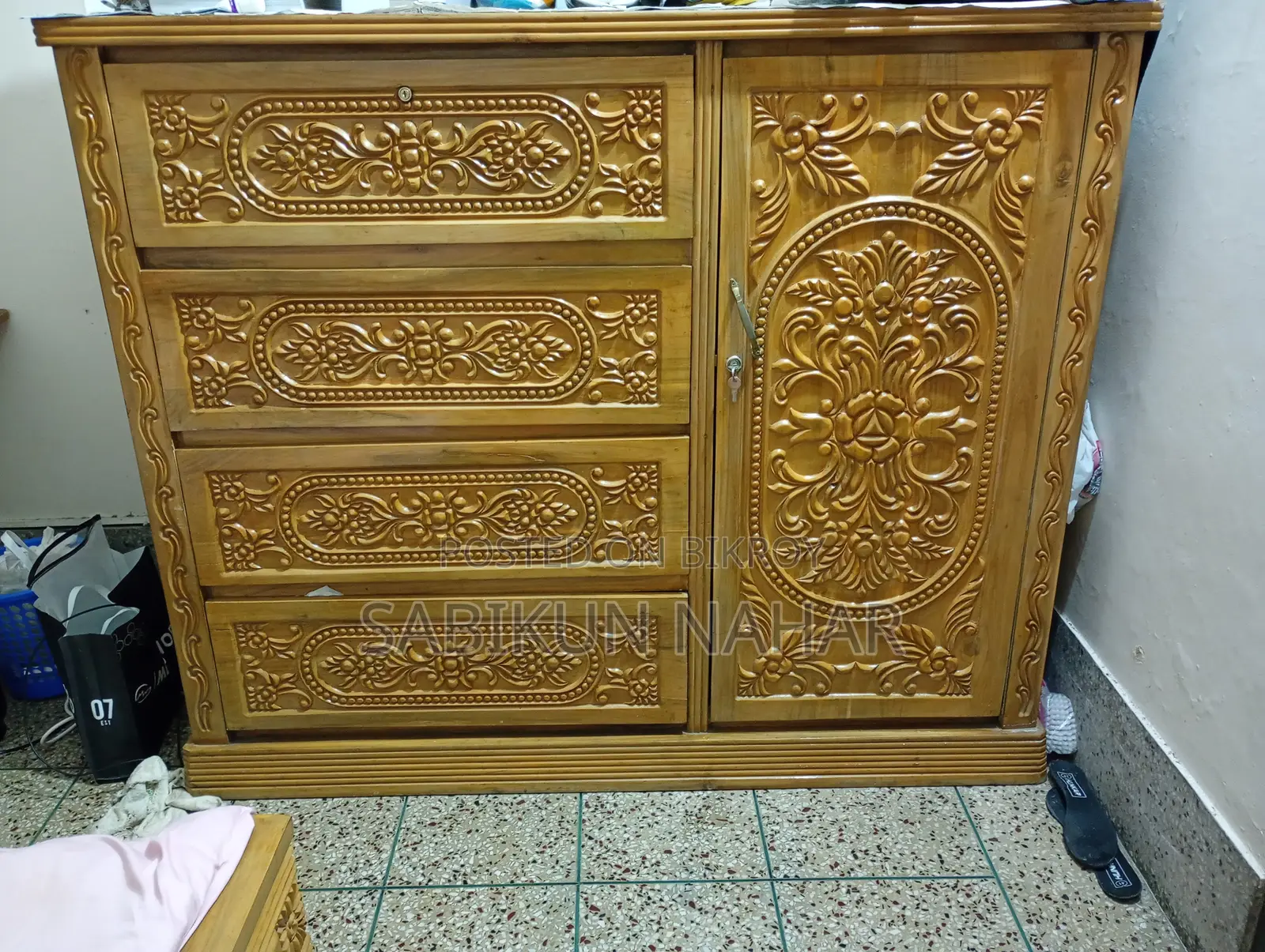 আকাশমণি কাঠের একটি ওয়ারড্রব বিক্রি করা হবে