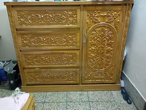 আকাশমণি কাঠের একটি ওয়ারড্রব বিক্রি করা হবে