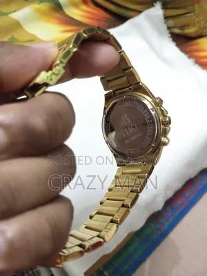দুবাই থেকে আনা একটি ঘড়ি বিক্রি হবে