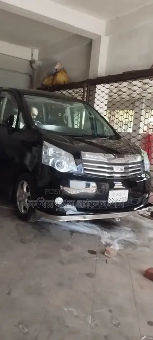 টয়োটা নোয়া ২০১৩ কালো