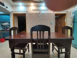 ডাইনিং টেবিল