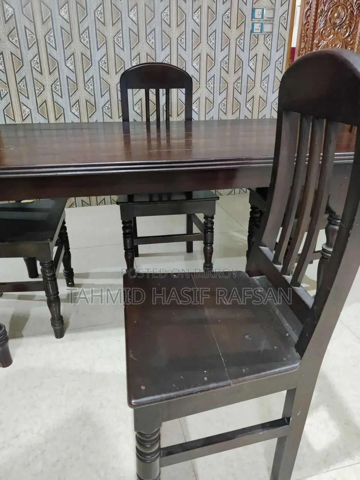 ডাইনিং টেবিল